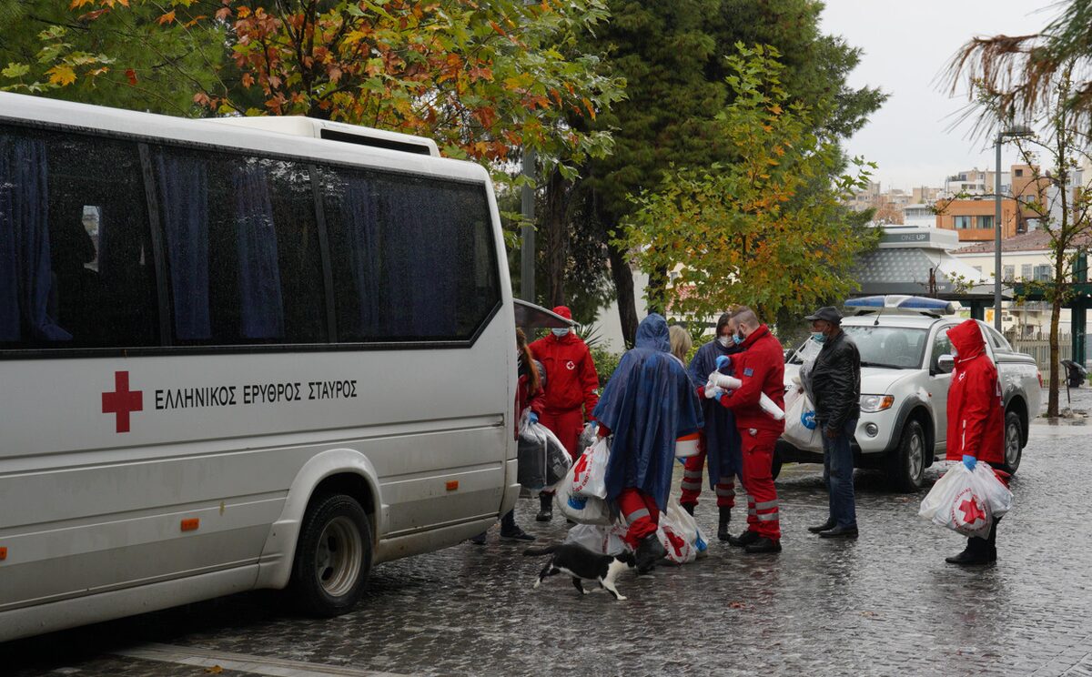 Ο Ελληνικός Ερυθρός Σταυρός ενισχύει τους αστέγους της Αθήνας ενόψει