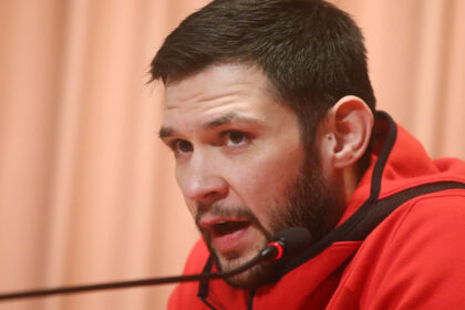 kostas papanikolaou poioi einai oi epomenoi