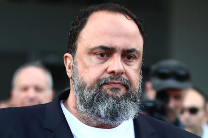 o evropaios vangelis marinakis dinei to paron