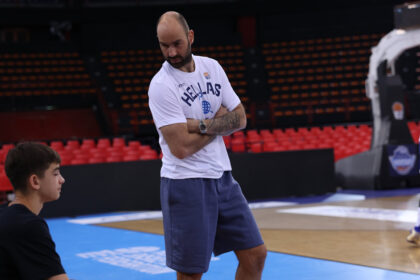 o mikros spanoulis ta chonei sto sef me pases