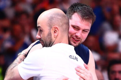 o vasilis spanoulis zitise ta papoutsia tou nto