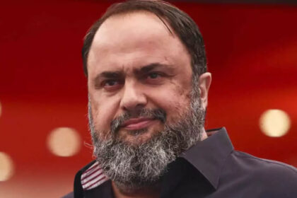 o marinakis xanachtypa me nea vomva i nea