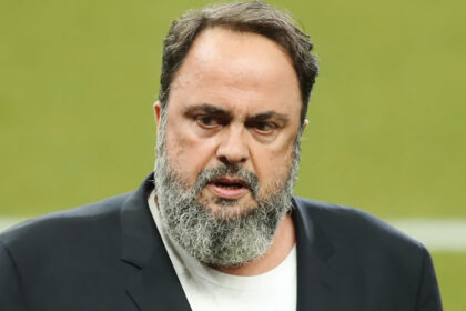 o vangelis marinakis kanei kati pou oi alloi de