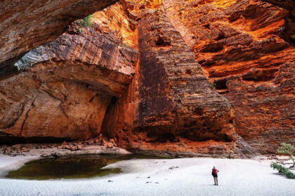 Πανόραμα των Bungle Bungles στο Εθνικό Πάρκο Purnululu της Αυστραλίας, με πορτοκαλί και μαύρους ριγέ θόλους να υψώνονται σε ένα απόκοσμο τοπίο ερήμου.