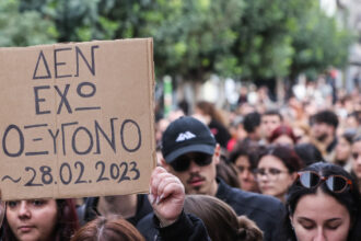 Χιλιάδες διαδηλωτές συγκεντρωμένοι στην Πλατεία Συντάγματος, κρατώντας πανό που γράφει «Δεν έχω οξυγόνο».