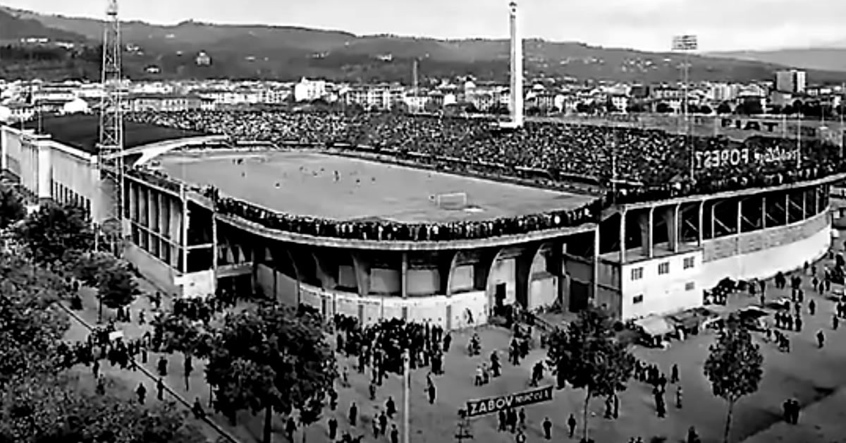 Πλήθος φιλάθλων στο στάδιο Αρτέμιο Φράνκι κοιτάζει τον ουρανό, ενώ παράξενα ιπτάμενα αντικείμενα αιωρούνται πάνω από τον αγωνιστικό χώρο κατά τη διάρκεια ενός ποδοσφαιρικού αγώνα της Φιορεντίνα το 1954.